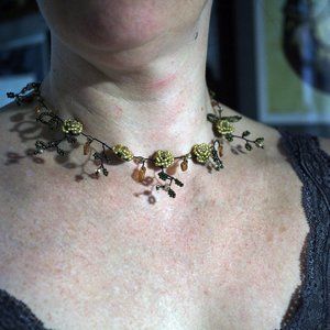 Beaded flower short necklace